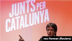 En la foto, el expresidente Carles Puigdemont ofrece un discurso para lanzar la campaña electoral de su plataforma "Junts per Catalunya" para las elecciones regioanles catalanas del 21 de diciembre en Oostkamp en Bélgica el 25 de noviembre de 2017. 