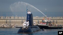 "Rahav", kapal selam baru Israel produksi Jerman, tiba di pangkalan militer di Haifa, Israel, 12 Januari 2016. (AP//Ariel Schalit). Israel menandatangani kesepakatan pembelian tiga kapal selam dari Jerman senilai #3,4 miliar, Kamis (20/1). 