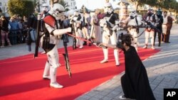 Para penggemar menggenakan kostum Star Wars di Tunisia (foto: dok)