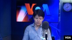 FILE - Warangkana Chomchuen during VOA Thai's daily news radio program. (Warangkana Chomchuen)