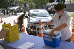 Drive-through vaccination centre to inoculate elderly over 89 years old with the second dose of the AstraZeneca/Oxford vaccine in Belo Horizonte, on May 1, 2021.