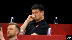 Yao Ming, ketua Asosiasi Bola Basket China, dan mantan pemain Liga Bola Basket Profesional AS (NBA) menyaksikan laga antara China dan Venezuela di Cadillac Arena, Beijing, 4 September 2019. (Foto: AP)