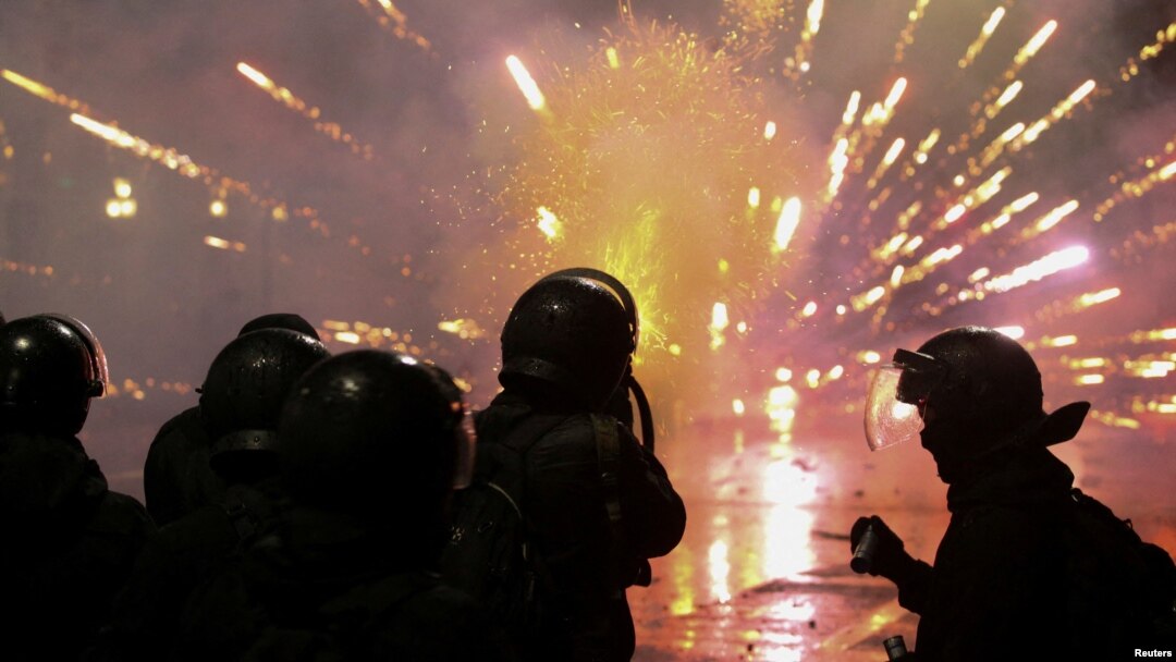 Policija ispaljuje suzavac na demonstrante u Tbilisiju tokom protesta zbog prekida razgovora o prostupanju Gruzije u EU, 2. decembra 2024. (Foto: Reuters/Irakli Gedenidze)