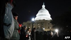 Qonunchi xalq vakili ekan, u oddiy fuqarolar bilan tez-tez uchrashib urishi, bemalol muloqot qila olishi juda muhim. Ko’pchilik amerikaliklar fikricha, xavfsizlik choralari Kongress a’zolarini ommadan uzoqlashtirmasligi kerak.