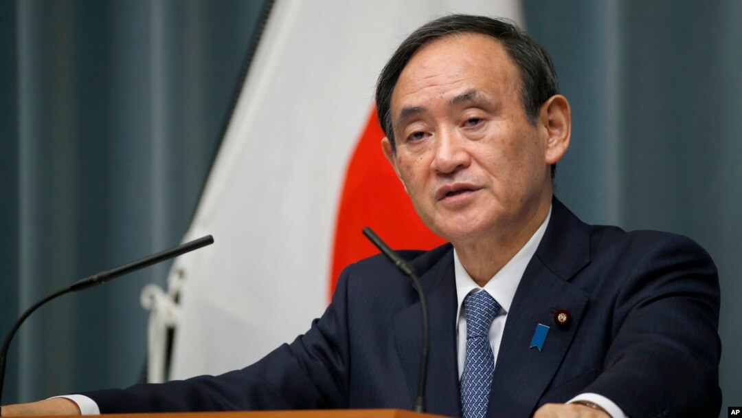 Kepala Sekretaris Kabinet Jepang Yoshihide Suga menyampaikan pengumuman pembebasan warga Jepang (foto: dok). 