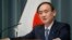 资料照片：日本内阁官房长官菅义伟在东京首相官邸举行的记者会上向媒体讲话