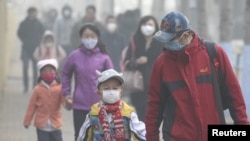 Sejumlah sekolah sempat ditutup saat polusi udara di China mencapai "kode merah."