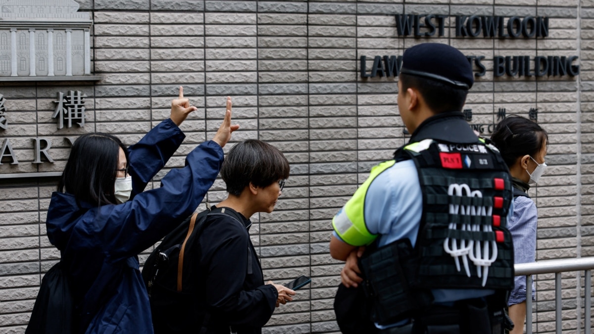 香港民主党承压，亲北京媒体高调喊话促解散