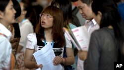 找工作的人在北京的中国国际会展中心举办的招聘会上（资料图）
