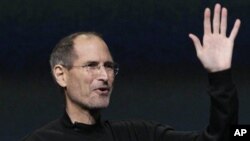 ທ່ານ Steve Jobs ຜູ້ກໍຕັ້ງຮ່ວມແລະຫົວໜ້າບໍລິຫານຂອງບໍລິສັດ Apple ລາອອກ ຍ້ອນສຸຂະພາບບໍ່ດີ (25 ສິງຫາ 2011)