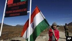 一名印度女孩在中印边界线附近手持印度国旗