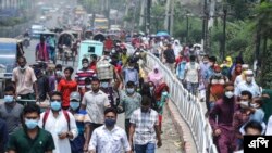 করোনাভাইরসের সংক্রমণ রোধে মাস্ক পরে বাংলাদেশের শহর ছেড়ে গ্রামের দিকে যাচ্ছেন মানুষ। (ফাইল ফটো- মাহমুদ হোসেন অপু/এপি) 