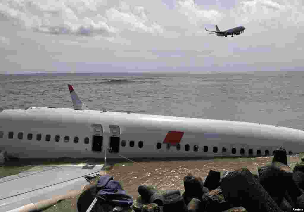 Bangkai pesawat Lion Air Boeing 737-800 di atas laut dekat Bandar Udara Ngurah Rai, Denpasar, Bali (15/4).