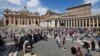 Jemaat Katolik menunggu khotbah Paus Fransiskus di Lapangan Santo Petrus, Vatikan hari Minggu (7/6). 