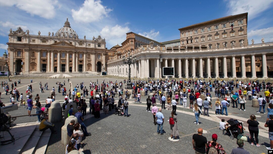 Suasana di Lapangan St.Peter, Vatikan, Roma, saat Paus Fransiskus membacakan doa siang Angelus dari jendela studionya, 7 Juni 2020. (Foto: dok).