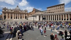 Suasana di Lapangan St.Peter, Vatikan, Roma, saat Paus Fransiskus membacakan doa siang Angelus dari jendela studionya, 7 Juni 2020. (Foto: dok).