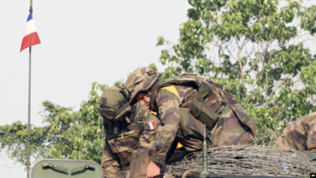 Soldiers from France's Licorne ("Unicorn") forces prepare for a military operation, in southern Ivory Coast, April 11, 2011.