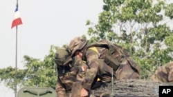 Soldiers from France's Licorne ("Unicorn") forces prepare for a military operation, in southern Ivory Coast, April 11, 2011.