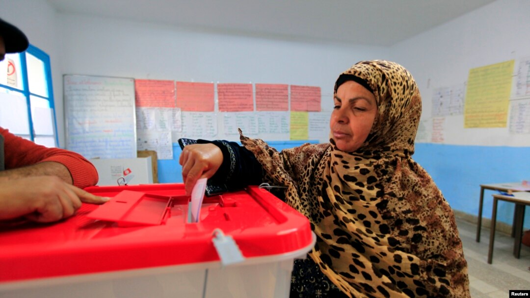 Phụ nữ Tunisia đi bỏ phiếu tại thủ đô Tunis, ngày 21/12/2014.