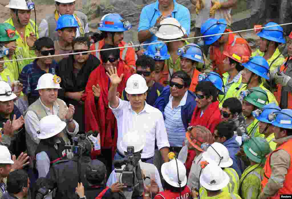 El presidente Ollanta Humala y sus familiares los recibieron en la boca del t&uacute;nel de la mina cupr&iacute;fera Cabeza de Negro, escenario del drama que tuvo en vilo a Per&uacute; por casi una semana.