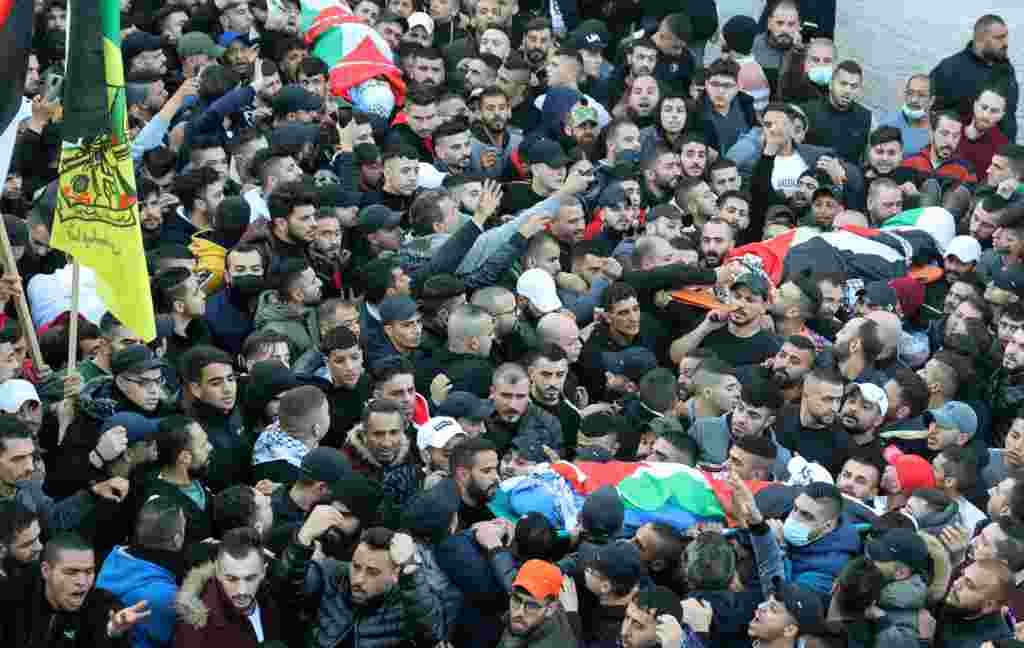 Isroil kuchlari tomonidan o'ldirilgan uch falastinlikning janozasiga yig'ilganlar. Isroil.&nbsp; &nbsp;