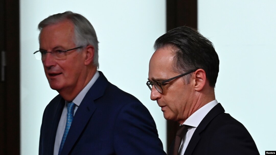 Menteri Luar Negeri Jerman Heiko Maas dan negosiator Brexit Uni Eropa Michel Barnier meninggalkan ruangan, seusai memberikan keterangan kepada media di Berlin, Jerman, 5 Oktober 2020. (Tobias Schwarz / Pool via Reuters)