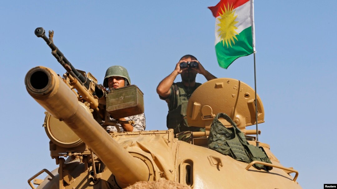 Dua tentara Peshmerga siaga di atas tank mereka di kota Mosul, Irak (foto: dok).
