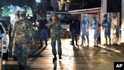 Tentara Pertahanan Maladewa berpatroli di jalan utama Male, Maladewa, 5 Februari 2018. 