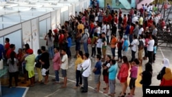 Residents queue in polling precincts to vote in national elections in Davao city, southern Philippines, May 9, 2016. Filipinos will choose a successor for President Benigno Aquino and candidates for 18,000 other elected offices.