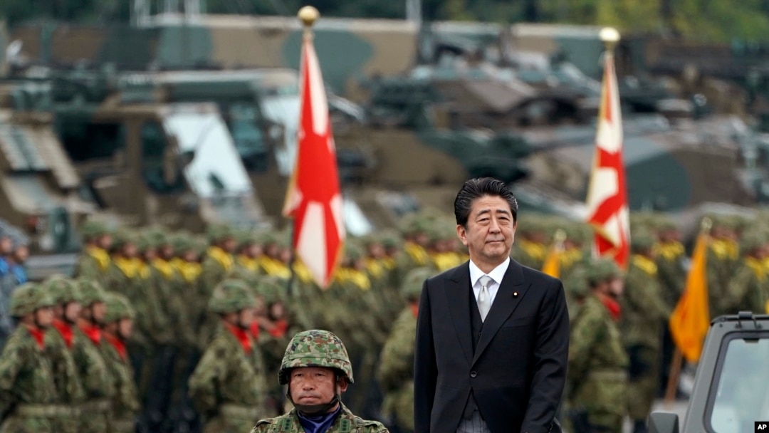 Thủ Tướng Nhật Shinzo Abe, ở giữa, duyệt binh trong Ngày Lực Lượng Tự vệ Nhật Bản tại Căn cứ Không quân Asaka ở Asaka, phía Bắc Tokyo, ngày 14/10/2018. (AP Photo/Eugene Hoshiko)