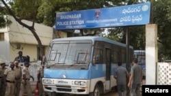 Sebuah mobil van polisi yang membawa empat pria yang dituduh melakukan pemerkosaan dan pembunuhan seorang wanita berusia 27 tahun, meninggalkan kantor polisi di Shadnagar, di pinggiran Hyderabad, India, 30 November 2019. (Foto: dok).