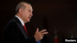 Turkish President Recep Tayyip Erdogan speaks during an iftar dinner in Ankara, May 21, 2018. 