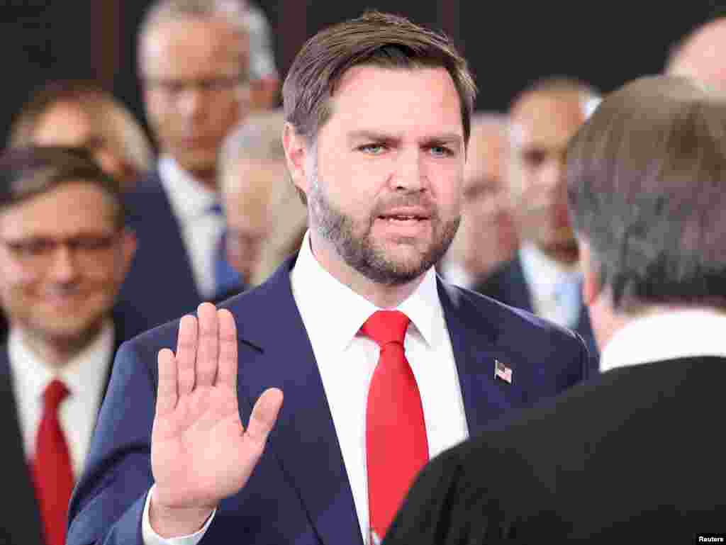 JD Vance también juró como vicepresidente de Estados Unidos, en un acto previo a la investidura presidencial.&nbsp;