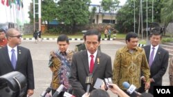 Presiden Joko Widodo di lapangan udara Halim Perdana Kusuma Jakarta, Minggu 26 April 2015, enggan menanggapi penolakan hukuman mati dari Sekjen PBB Ban Kim-moon dan beberapa negara. (VOA/Andylala)