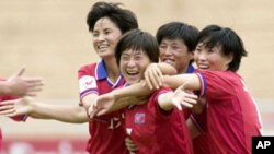 골을넣고 기뻐하는 북한 선수들(자료사진)