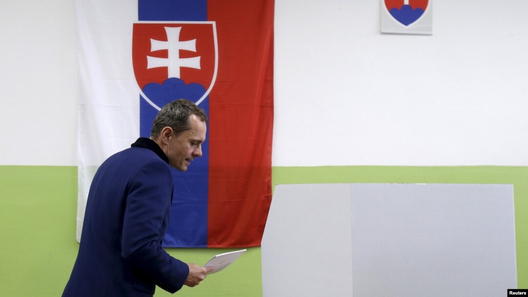 Ông Radoslav Prochazka, lãnh đạo đảng Siet đi bỏ phiếu bầu ở Trnava, Slovakia, 5/3/2016. 