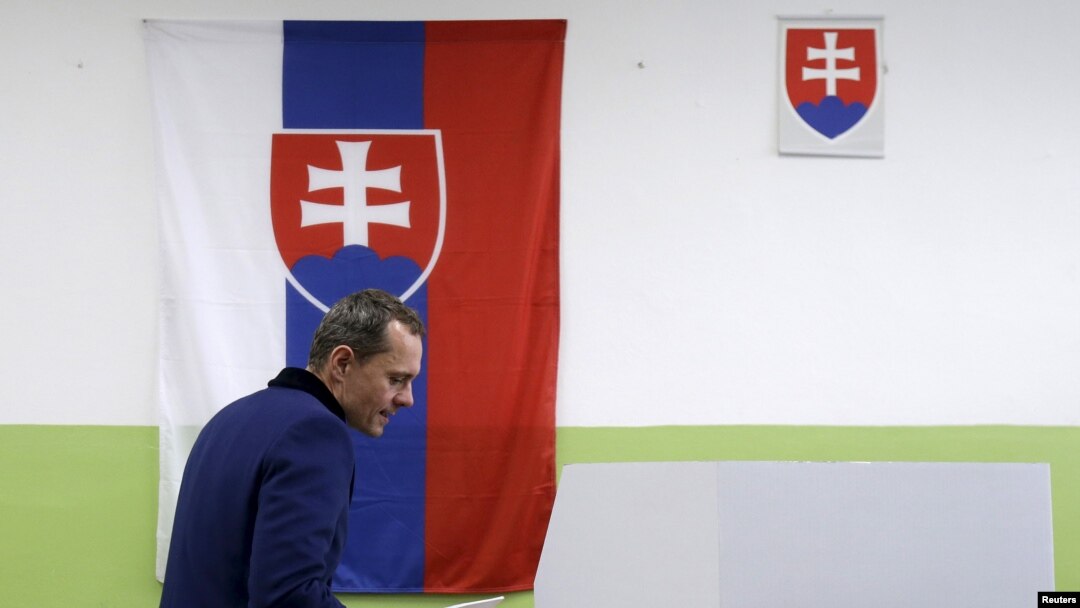 Radoslav Prochazka, pemimpin partai Siet, tiba untuk di TPS dalam pemilu parlemen di Trnava, Slowakia, 5 Mar 2016.