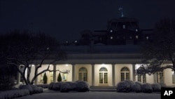 La nieve cae desde el jardín de rosas de la Casa Blanca, el martes 11 de febrero de 2025, en Washington.