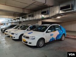 Cabs of a start-up, Blu Smart Mobility, that has launched India's first all-electric cab service stand in the business hub of Gurgaon, near New Delhi, India. (A. Pasricha/VOA)