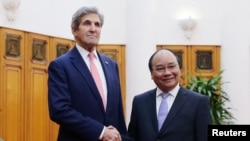 Ngoại trưởng Mỹ John Kerry và Thủ tướng Việt Nam Nguyễn Xuân Phúc tại Văn phòng Chính phủ ở Hà Nội, 13/1/2017.