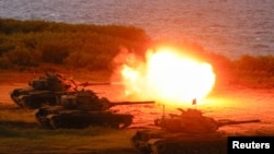 M60A3战车在台湾离岛澎湖的年度汉光演习中进行实弹射击演练。(2026年8月10日)