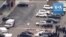Policiers et ambulanciers sur les lieux de la fusillade au Colorado