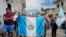 Simpatizantes llevan una bandera de Guatemala mientras escuchan al candidato presidencial Bernardo Arévalo durante un acto de campaña, el domingo 16 de julio de 2023, en Santa María de Jesús, Guatemala.