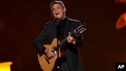 El cantante español Alejandro Sanz y el colombiano Juanes ofrecieron un concierto en YouTube como muestra de solidaridad con los millones de personas que están en cuarentena por el coronavirus.