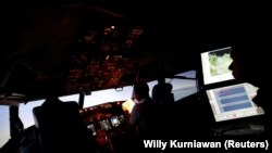 Pilot Lion Air Group dalam sesi latihan rutin simulator Boeing 737-900ER di Angkasa Training Center dekat Jakarta, 2 November 2018. (Foto: Reuters/Willy Kurniawan)