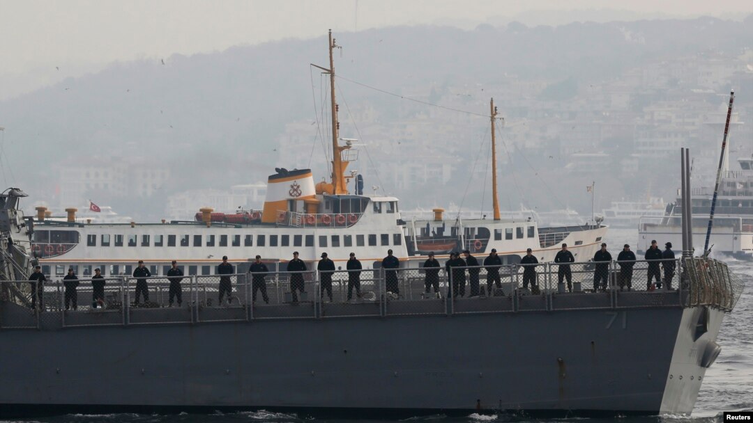 Các thủy thủ Mỹ trên khu trục hạm USS Ross khi họ rời càng ở Istanbul, 13/11/2014.