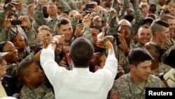 Presiden AS Barack Obama menyalami para anggota militer AS di Fort Campbell, Kentucky (foto: ilustrasi). Menurut data Departemen Pertahanan AS, tahun lalu tercatat hampir 6.000 Muslim yang berdinas militer aktif.