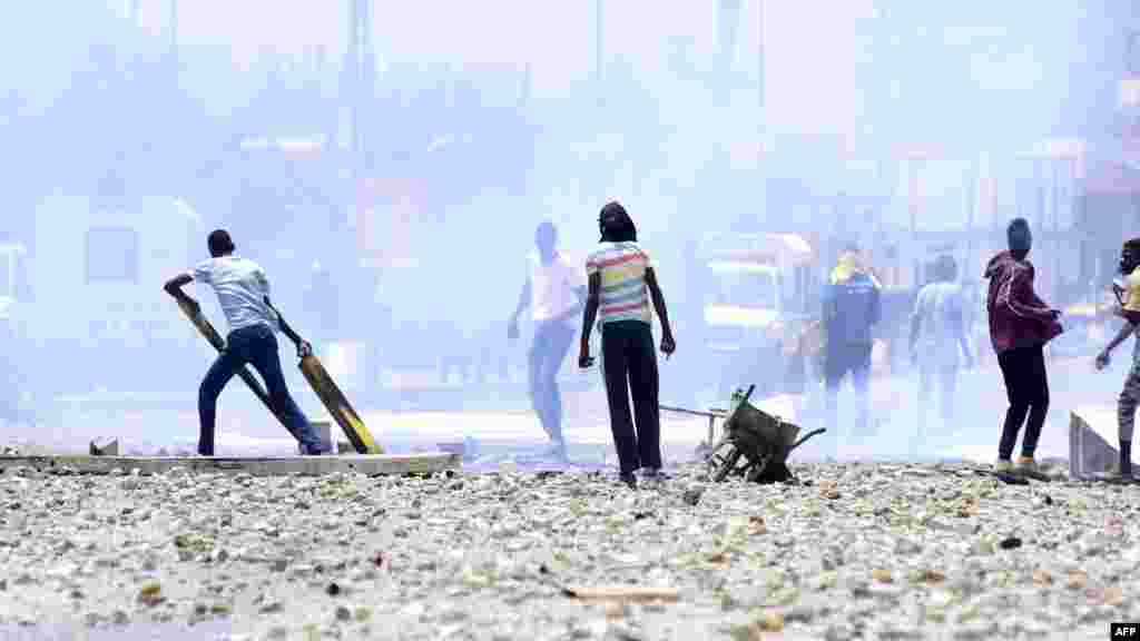 Les forces de l&#39;ordre lancent des gaz lacrymogènes alors que des étudiants s&#39;affrontent avec eux au sénégalaise lors d&#39;une manifestation devant les portes de l&#39;Université Cheikh Anta Diop de Dakar le 16 mai 2018r.