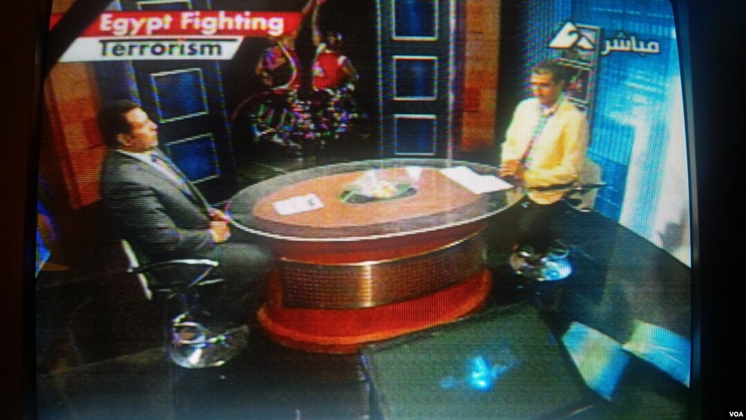 Salah satu stasiun televisi Mesir menampilkan tulisan "Mesir Perangi Terorisme" dalam sebuah program olahraga (20/8).