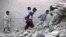 Sobrevivientes del terremoto en Awaran, al suroeste de Pakistán.